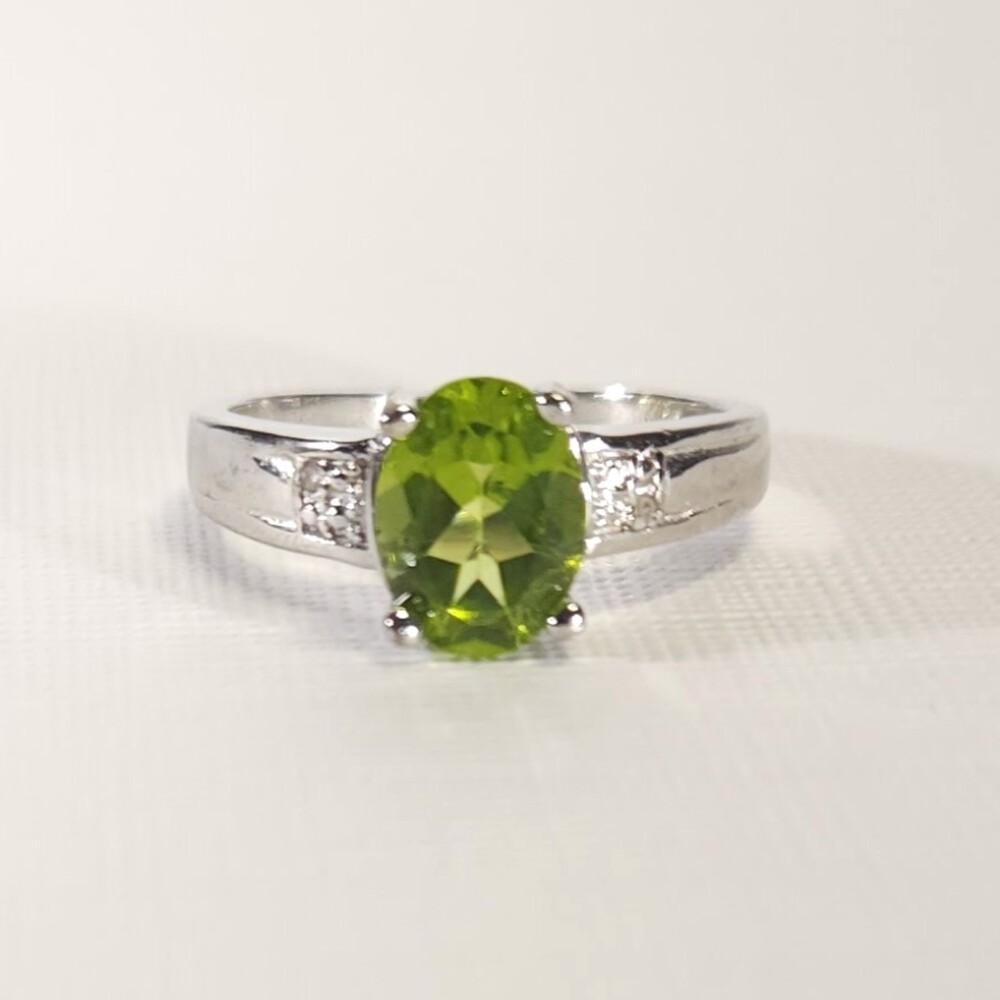 Peridot 1.8 Carats Ring Size 7-1/4 - image 1